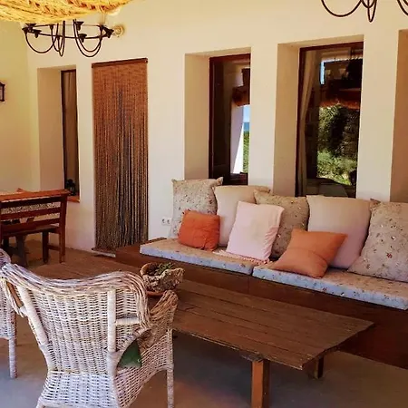 Flores Amarillas Bed & Breakfast